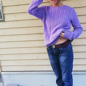 Stickad lila Ralph Lauren tröja - En stickad lila tröja från Ralph Louvren. Har använts få gånger då den är för liten för mig. Möts upp vid Stockholm T-centralen eller fraktar då d skulle viljas! 