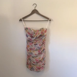  - Superfin klänning från Rare köpt på nelly.com. Har fläckar av foundation på insidan men annars i väldigt fint skick och sparsamt använd (max 2-3 ggr). Smickrande modell! 