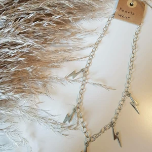 Superpopulärt kedjehalsband med blixtar - Superpopulärt kedjehalsband med 5 blixtar, säljer snabbt så passa på nu när de åter igen finns inne i lager⚡ alla halsband är gjorda utav mig⚡ 