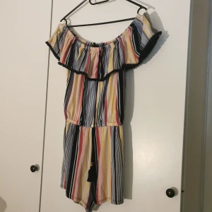 Offshoulder byxdress stl M - Långrandig fin singoalladress med lite detaljer. Endast provad. Köpt i Amerika. Mottagare betalar frakt. 