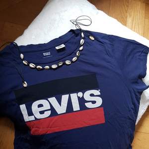 Snålt andvänd Levis tröja söker ny ägare 🐘 Marinblå/röd tröja i st. M 🐘 Kontakta mig om fler bilder önskas