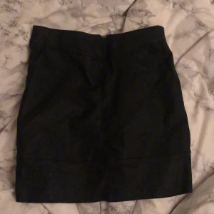 Skinnkjol från Only - Säljer nu denna sjukt snygga skinnkjol från Only pga att den inte passar mig längre. Den är använd ett fåtal gånger men är som nästan i nyskick. Orginalt köpt från Nelly.com den är i strl 34, stretchigt material!! Perfekt inför sommaren!!!