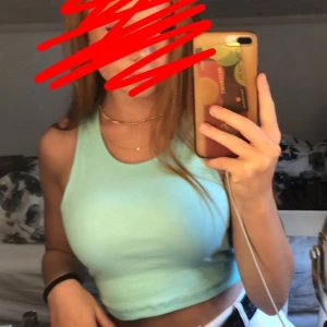 Ljusblå topp! - En ljusblå lite croppad topp, den är i storlek M/L men är liten i storleken. Frakt tillkommer 💕