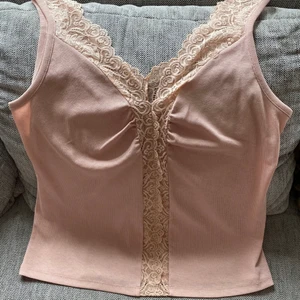 Rosa linne med spets - Nytt fint linne med spets. Storlek L. Frakt tillkommer. 