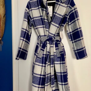 NA-KD Höstkappa. NYSKICK - Helt oanvänd kappa från NA-KD. Aldrig fått användning av jackan och därför säljer jag den. NYPRIS: 500kr. Frakt ingår inte