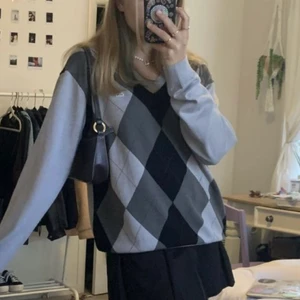 Vet ej - En populär granska sweatshirt jag fått,den sista bilden e min dom andra har jag tagit liknande från pintrest,strlk L men mer som en M om de e många som e intresserade blir de budgivning🥰