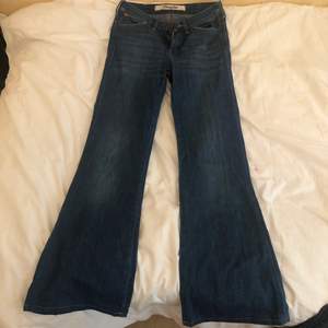 Säljer ett par low waisted jeans för att dem inte passar längre. Köparen står för frakt 💖