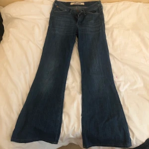 Wranglers flared jeans  - Säljer ett par low waisted jeans för att dem inte passar längre. Köparen står för frakt 💖