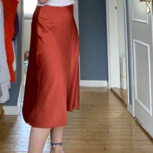 röd kjol - En röd kjol i storlek 34, skulle påstå att den passar 32 också, säljer pg.a för liten. har några få upprivna ställen på rumpan (se bild 3). Kan mötas upp i GBG annars så står köparen för frakt. 