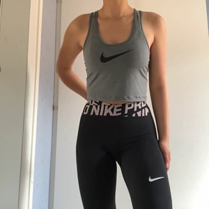 Nike träningslinne - Skönt och snyggt linne från Nike i riktigt bra skick! frakt kostar ENDAST 11kr ;)