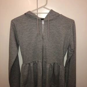 77thflea - En jätte fin ljusgrå tröja. Använts 1 gång från 77thflea. Den har en luva där bak också och även snören här fram. Storlek XS men passar även S. Ordinarie pris: 200 kr (DEN ÄR SLUTSÅLD PÅ ANDRA STÄLLEN)