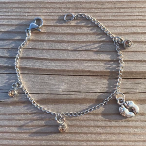 Charity Chains ”FOOT OF AFRICA” - Vid köp av ett av våra ”FOOT OF AFRICA” armband går 15% till SOS Barnbyar. Frakten ligger på 11kr. Vi finns på instagram (@charity.chains) och kan även kontaktas via mail (charitychain.info@gmail.com) 💛💛💛
