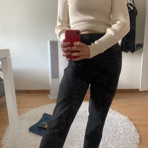 Kostymbyxor  - Säljer dessa trendiga utsvängda kostymbyxor från ginatricot då de är för stora. Hyfsat stora i storleken skulle jag säga. 