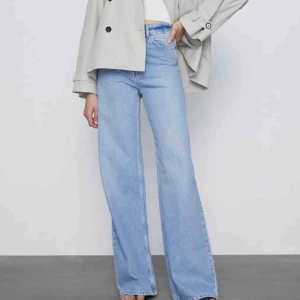  - Snyggaste slutsålda jeansen från zara! Rak/vid passform och högmidjade! Strl 42 men JÄTTEsmå i storlek💙 passar någon som har 38/liten 40. 