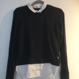 Marinblå blus/tröja - En marinblå tröja som har skjort detaljer! Bra skick!