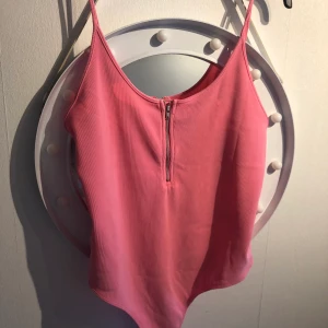 Body  - Snygg body, knappt använd 