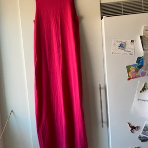 Sommarens skönaste klänning Monki S - Sommarens skönaste klänning från Monki. Råa kanter. Ärmlös. Portot är 49kr. 