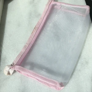 Fin necessär väska!  - Fin mesh necessär! Funkar som penskrin, för smink och lite av allting! Superfina och är i nyskick! Det finns en fläck men den går enkelt att tvätta bort! 60kr inkluderad frakt🌸