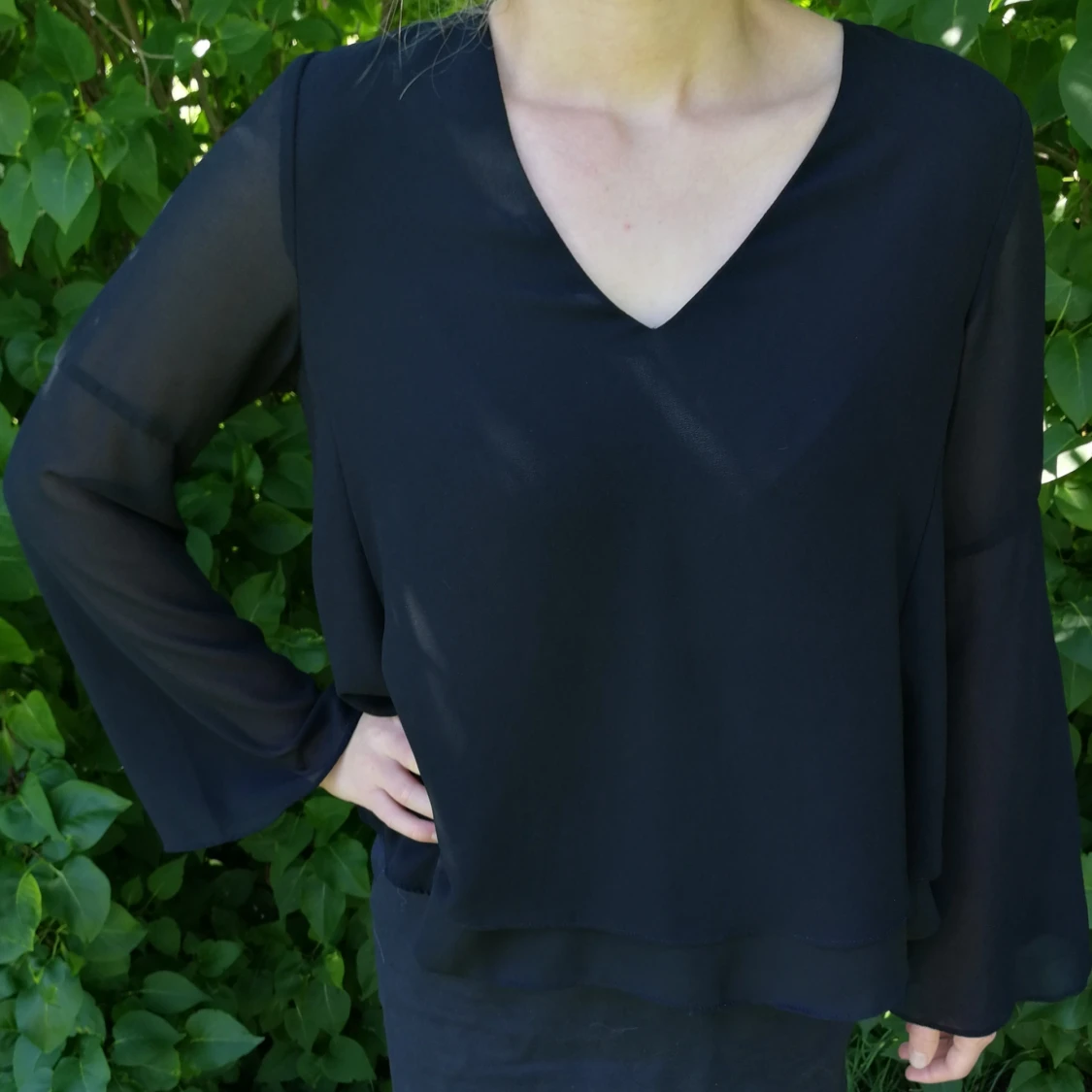 Blus med bellsleeves
