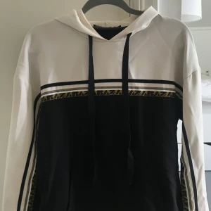 Hoodie Zara XS - Använd ett fåtal gånger, nyskick. Tunnt men skönt material. Strl XS men passar nog en S också. Säljer för 60kr. Priset kan förhandlas!