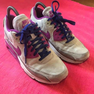  - Fina sneakers från Nike, använda fåtal ggr. 