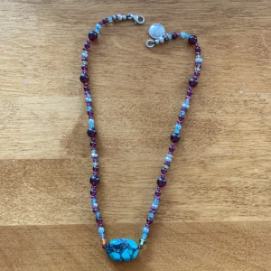 Kumkum kum kum halsband retro vintage - Äkta Kumkum halsband i ljuvliga färger. Längd 39 cm. Passar mycket bra ihop med det andra halsbandet jag har ute. Frakt 11kr