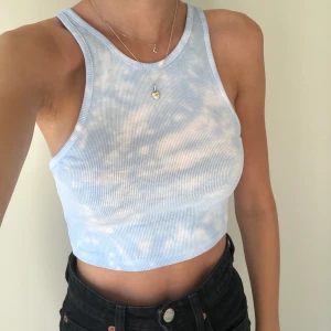 Tiedye linne 7 - Ett supersnyggt tie-dye färgat linne i en croppad modell. Har aldrig använt så det är nyskick. Frakt tillkommer på 22kr. Eftersom dessa linnen är väldigt populära och många vill köpa är det viktigt att man kan swisha direkt! :) se min profil för fler!!