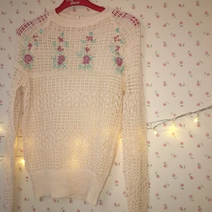 Krämfärgad stickad tröja m rosor - Supersöt stickad tröja med raglanärm och broderade blommor. Från beyond retro!