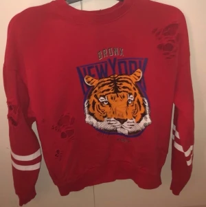 Tröja - Säljer en tröja från Gina tricot som är sällan andvänd. Den är i storlek S men passar även M