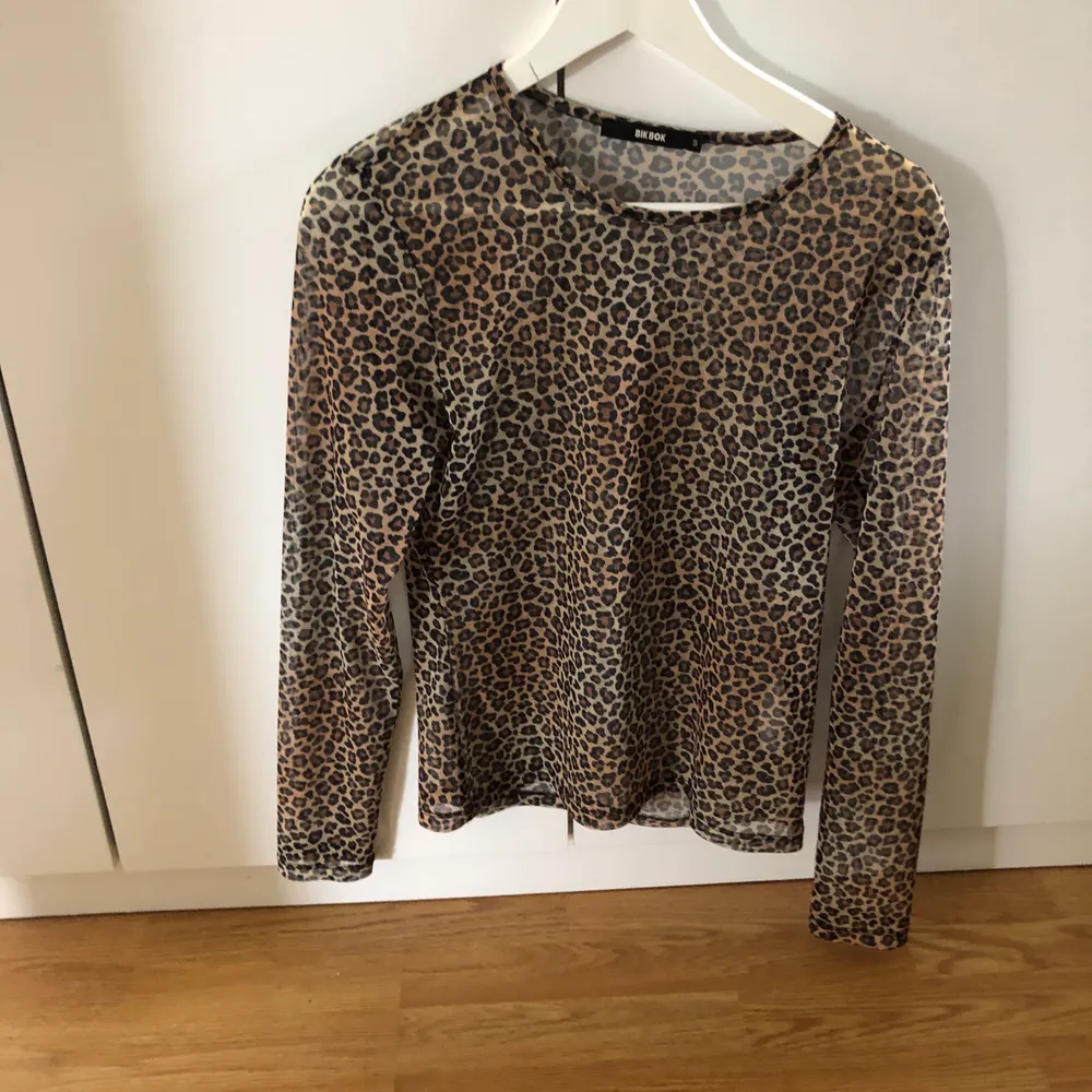 Denna tröja i leopard från bik bok är perfekt till fest eller utgång. Använd några gånger och är i storlek s. Skönt material och väldigt snygg.. Toppar.