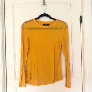 Långärmad T-shirt - Gul långärmad ganska tunn tröja i T-shirt tyg. Mycket fint skick, använd ca 10 ggr. 