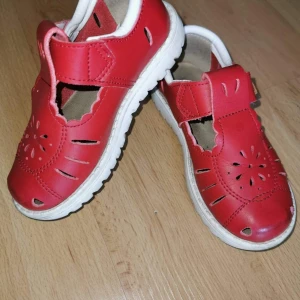 Kavat skor stl 26 - Kavat barn sandaler, Sparsamt använt stl 26. 