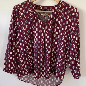 Mönstrad blus i storlek S - Luftig och härlig blus med snörning i ringningen:)