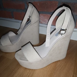 Klackskor  - Klackar från nelly, aldrig använda. Vääääldigt hög klack. 