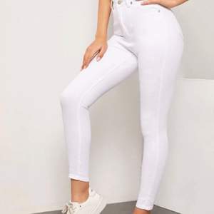 Vita nya jeans, säljes pga för stora för mig. Ej genomskinliga och skönt material. 