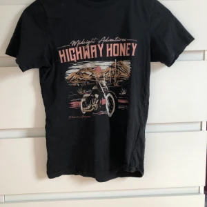 T-shirt - En luftig t-shirt använt bara ett par gånger! Fläckfri 