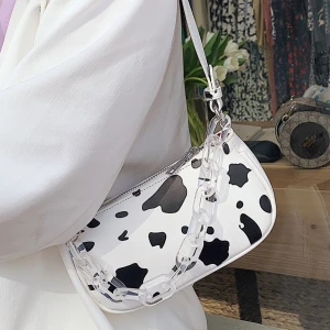 Väska - Säljer denna sjukt coola unika väska med ko mönster. Helt ny och aldrig använd. Buda gärna i kommentarerna från 150 kr.