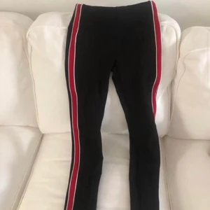 Svarta byxor - Svarta byxor från zara, aldrig använda! Strl xs (dom är i ett tjockt tight material!)