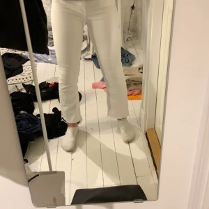 Pull & bear jeans - Nu säljer jag dessa super fina avklippta bootcut jeansen från pull & bear. Jag är 163 och på mig sitter dom ungefär 5 cm från hälen. Nypris 350 och säljer dom för 200 men om det är fler som vill ha dem så blir det budgivning. Skriv för fler bilder!