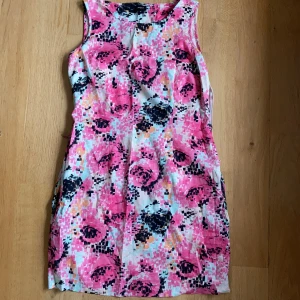 Klänning Lindex retro vintage  - Mycket snygg klänning i fodral modell från Lindex storlek 40. Stängs i sidan med dragkedja. En ficka på varje sida. 100% bomull, ingen stretch alls. Rök-djurfritt hem. Frakt ingår i priset. 
