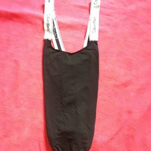  - Superfin svart body från Calvin Klein med vita band. De korsas i ryggen. Köpt i USA förra sommaren. 