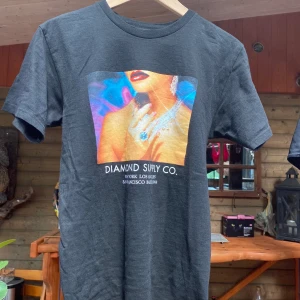 Diamond Supply Co t-shirt - Sjukt snygg t-shirt, men tyvärr har jag aldrig riktigt fått användning av den. Tröjan är mycket svartare i verkligheten. Köparen står för frakt (63 kr)!💫 (om fler vill köpa så buda i kommentarerna)