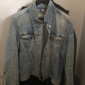 Jeansjacka - Fin jeansjacka, Strl L, frakt ingår, swish finns.
