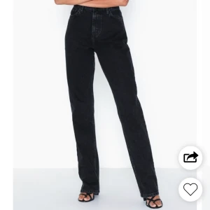 svarta jeans från nelly - säljer dessa snygga jeans från Nelly.com! max använda 2-3 gånger och säljer pga att de är för små. jag har dock klippt av dom där nere så längdmässigt passar dom dig som är mellan 155-162 skulle jag säga. nypris 599kr 💕
