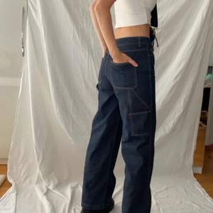 Trendiga vida mörkblå snickarinsperarde jeans med ljusa sömmar. Knappt använda och är som nya. Köpta i USA. Köparen står för frakt och om flera är intresserade blir det budgivning:)