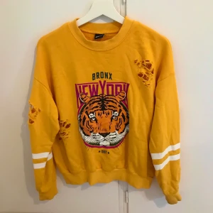 Gul sweatshirt från Gina tricot - En jättefin gul sweatshirt från Gina tricot. I storlek S och i fint skick. Med riv och hål detaljer vid armarna. Frakt tillkommer som köparen står för. Priset går att diskutera. Vid frågor så är det bara att höra av sig.