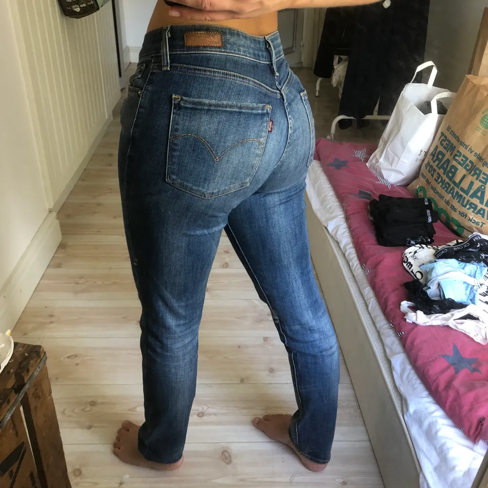 Stentvättade Levi’s Jeans med modellen skinny, storlek 28.  Kostar 200kr och köparen står för frakt 🤩. Jeans & Byxor.