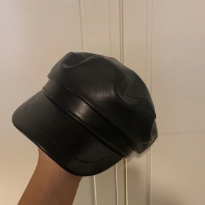 Svart keps/mössa - Jätte bra skick använd 2 gånger!