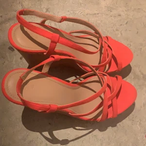 Klackskor - Orangea klackskor i strl 40 aldrig använda passar även 39