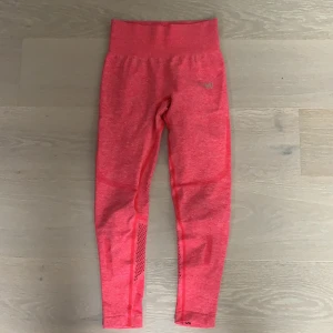Seamless träningstights från icaniwill - Säljer dessa träningstights från icaniwill då dom inte passar mig! Det är en klar fin rosa färg, stl. S. Dom är väldigt stretchiga och sköna💕 köparen står för frakten och det är halva priset ungefär.Tightsen är helt nya och endast testade, nypris va 699kr
